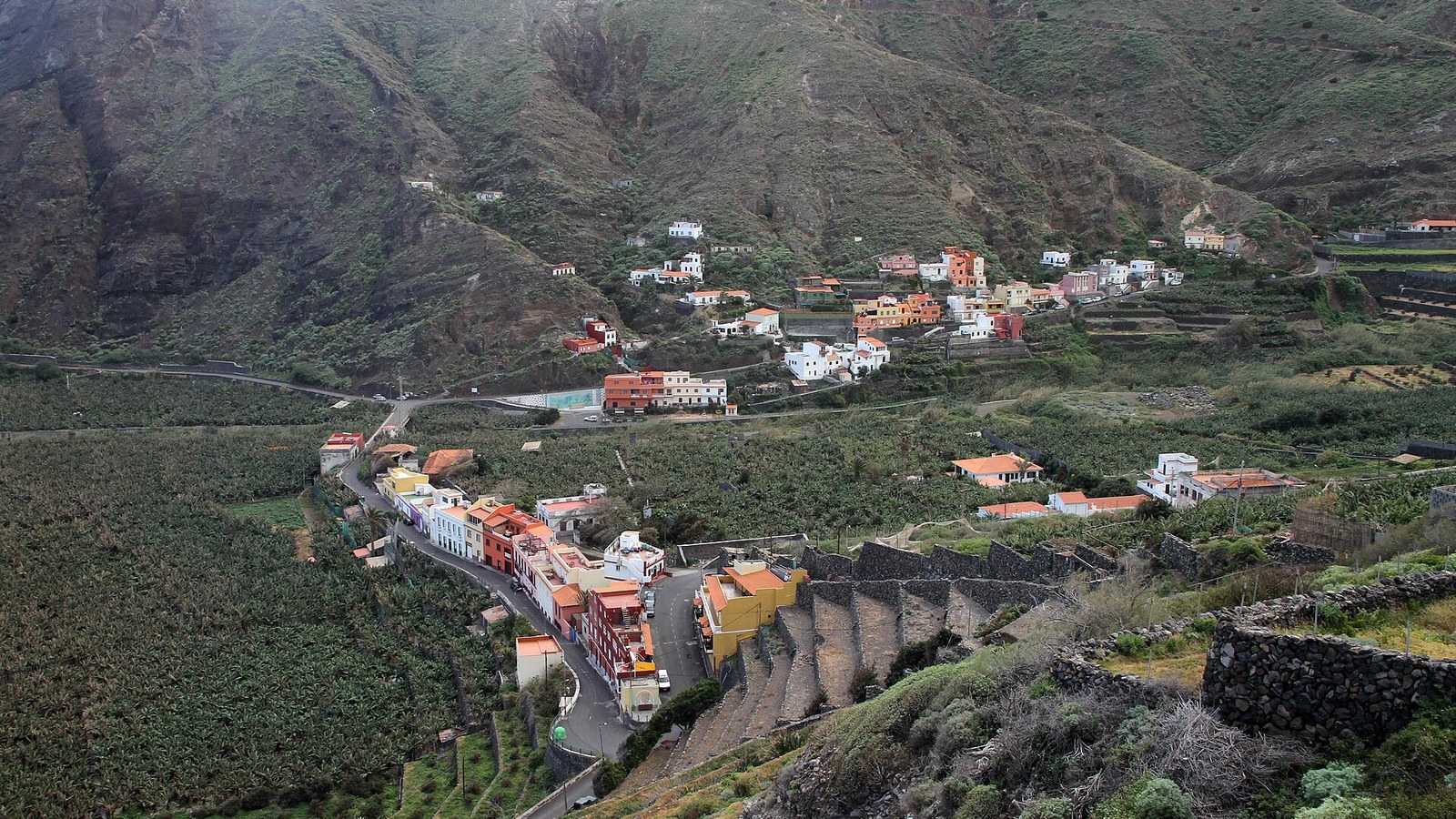 Las casas de colores de Agulo entre plataneras y bancales, en el norte de La Gomera
