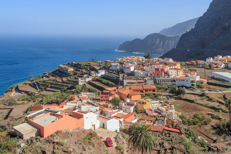Agulo sobre su terraza junto al mar, al pie de los acantilados del norte de La Gomera