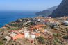 Agulo sobre su terraza junto al mar, al pie de los acantilados del norte de La Gomera