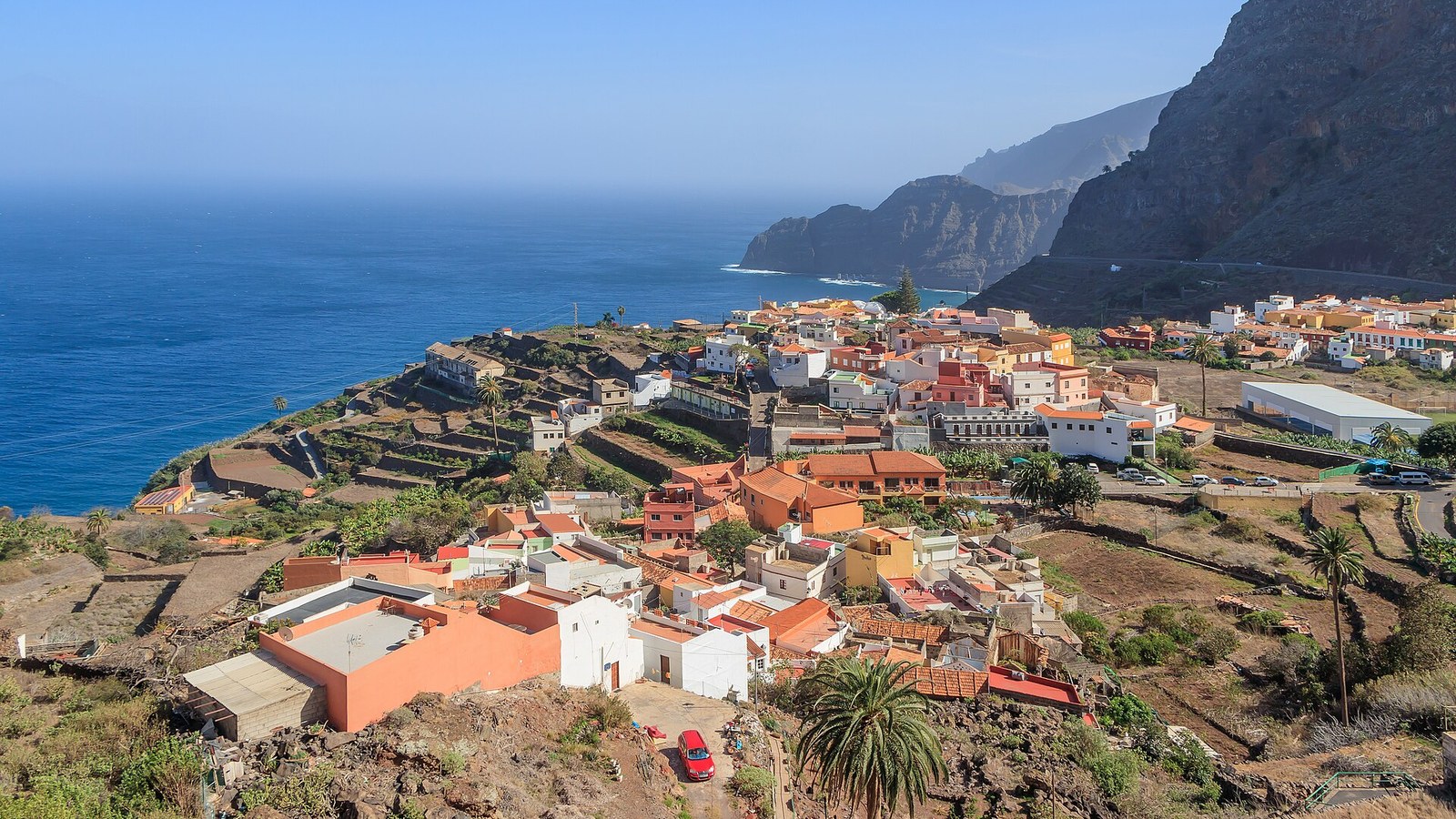 Agulo sobre su terraza junto al mar, al pie de los acantilados del norte de La Gomera