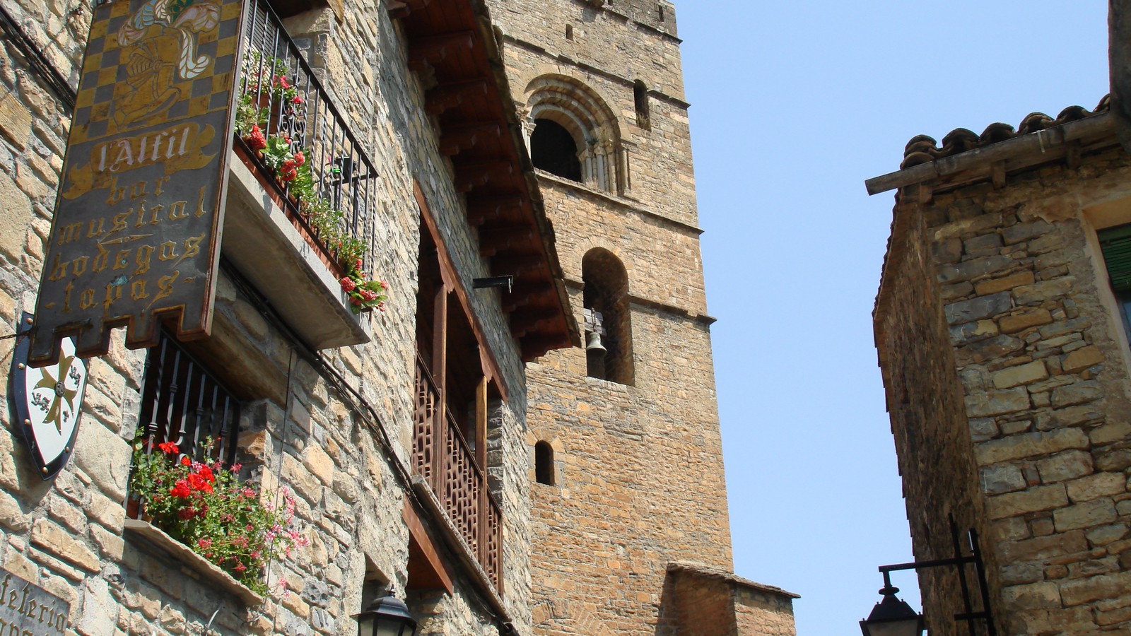 Calle medieval de Aínsa con la torre románica de Santa María