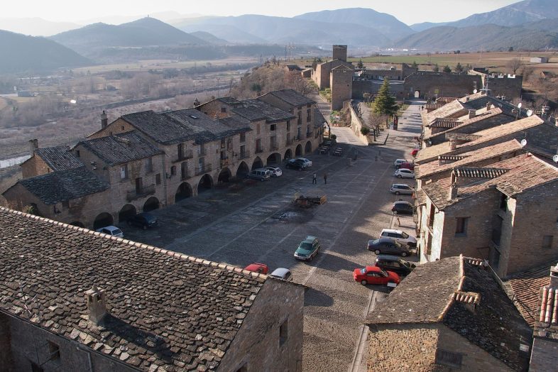 Plaza Mayor porticada de Aínsa vista desde arriba