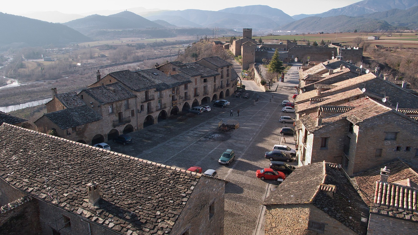 Plaza Mayor porticada de Aínsa vista desde arriba