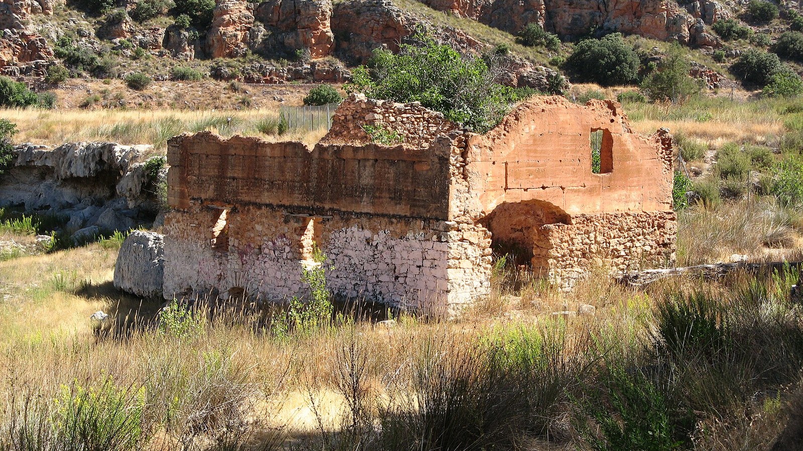 Ruinas de piedra entre juncos junto a las Lagunas de Ruidera