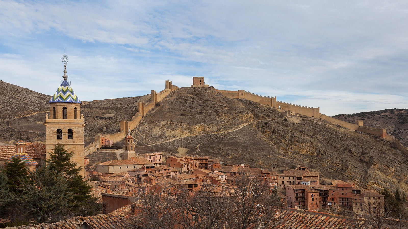 La muralla de Albarracín subiendo por el cerro hasta la torre del Andador