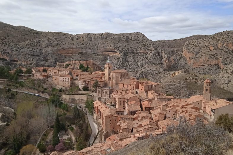 Vista de Albarracín desde la muralla, con el caserío rosado sobre el río Guadalaviar