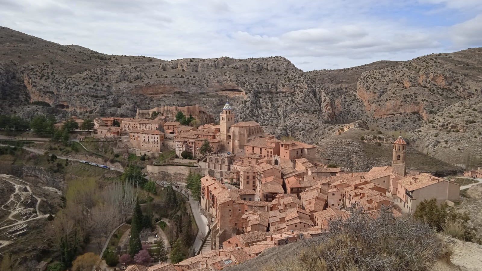 Vista de Albarracín desde la muralla, con el caserío rosado sobre el río Guadalaviar