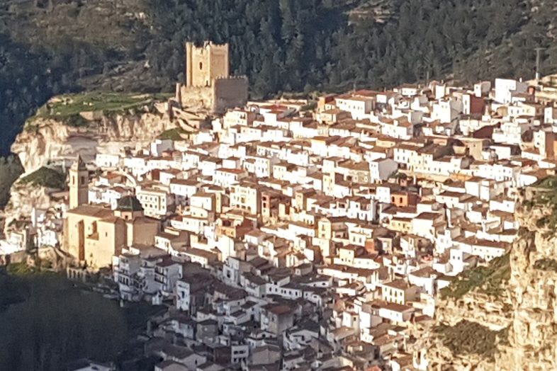 Alcalá del Júcar apiñado bajo su castillo en la pared de la hoz del río Júcar