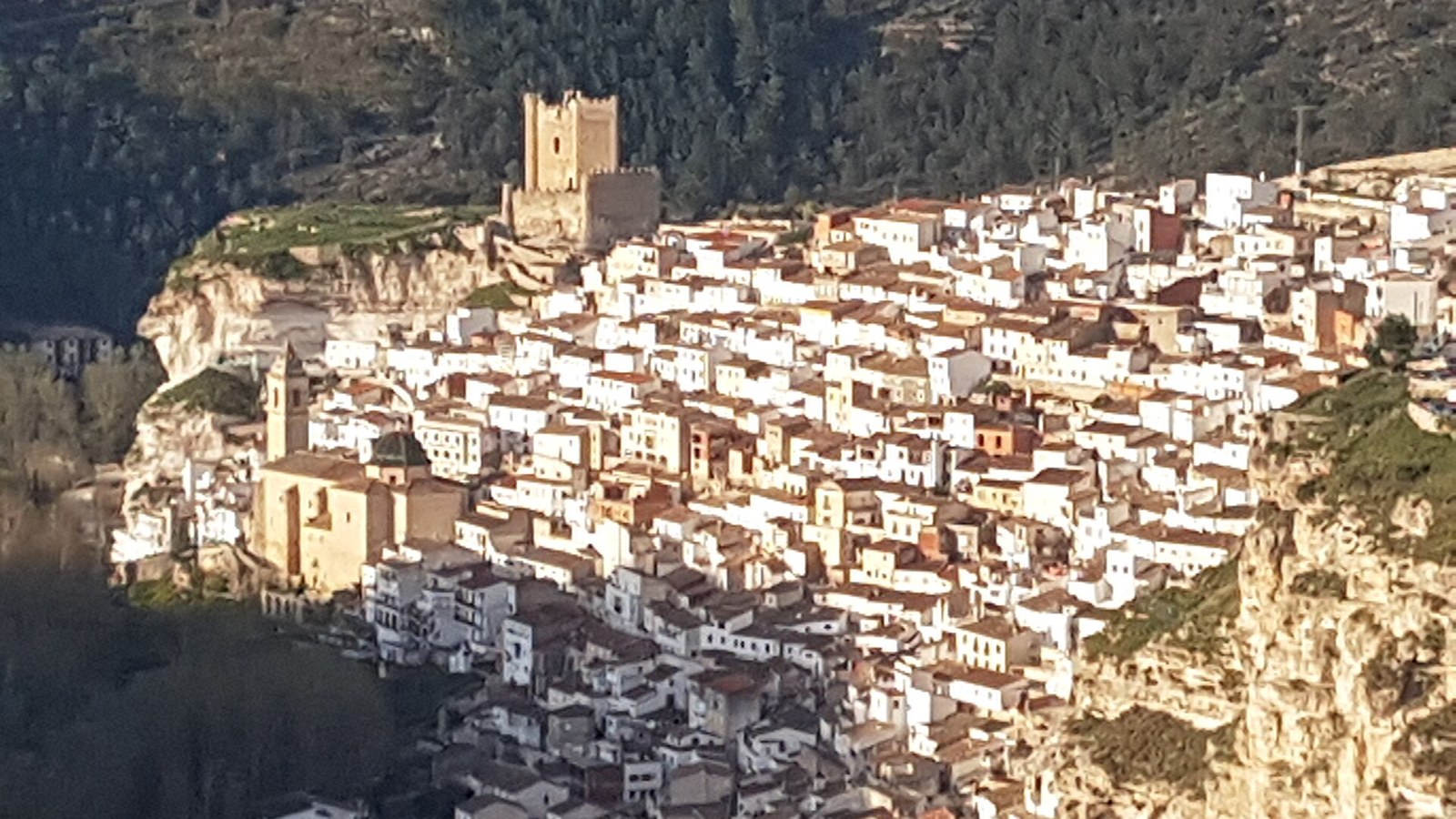 Alcalá del Júcar apiñado bajo su castillo en la pared de la hoz del río Júcar