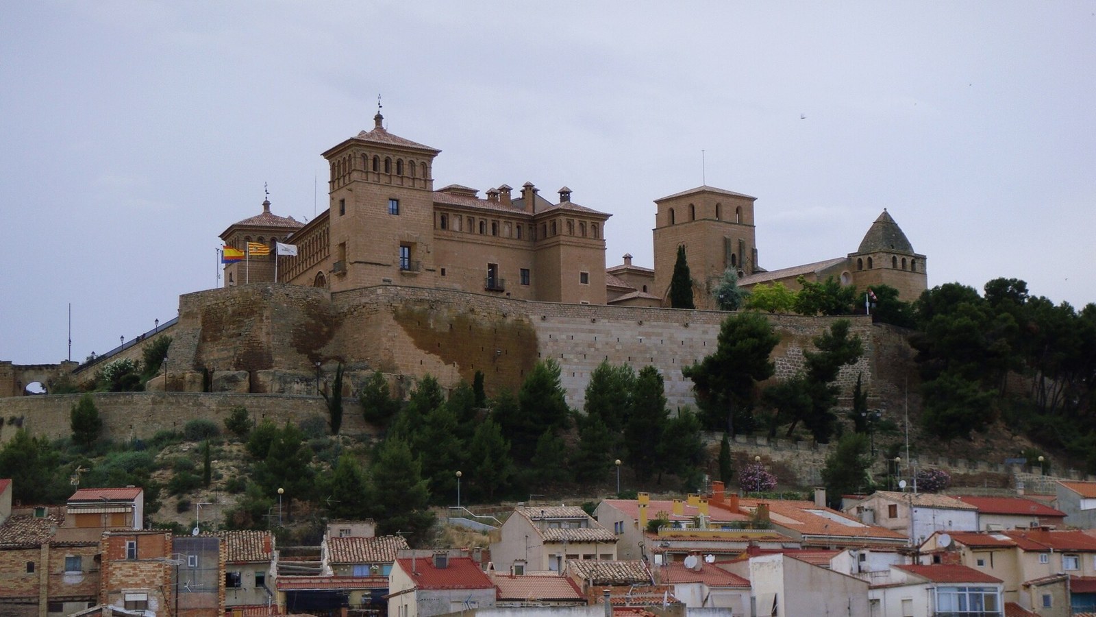 El castillo de los Calatravos de Alcañiz sobre el cerro Pui Pinos, con el caserío debajo