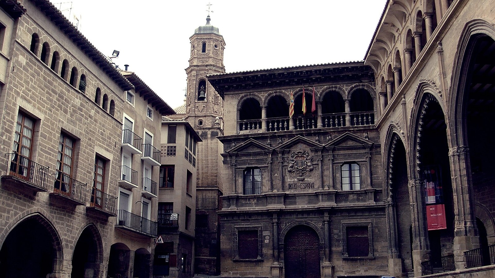 La lonja gótica y la casa consistorial renacentista de la plaza de España de Alcañiz