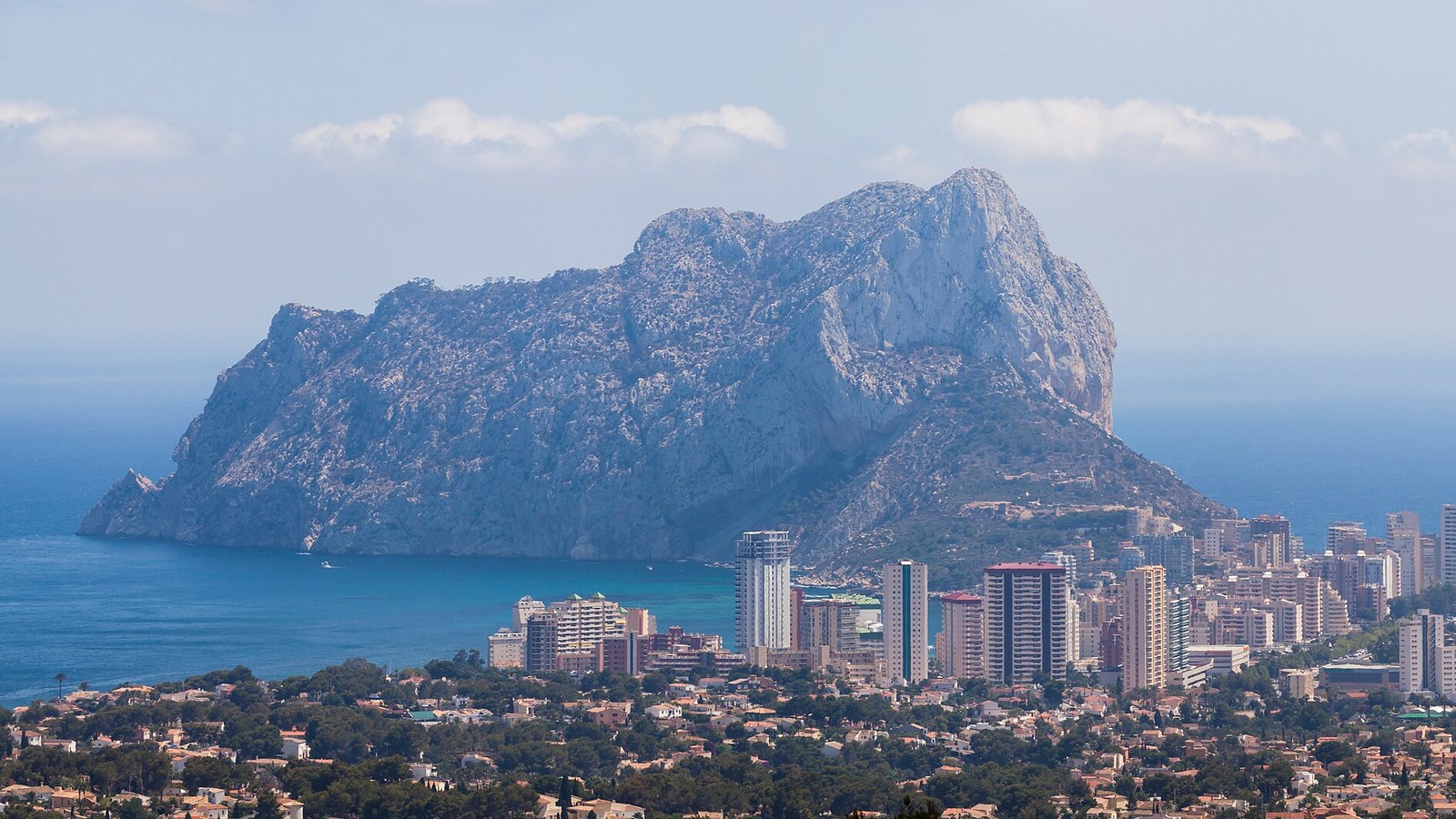 El Peñón de Ifach sobre el mar, con la ciudad de Calpe a sus pies