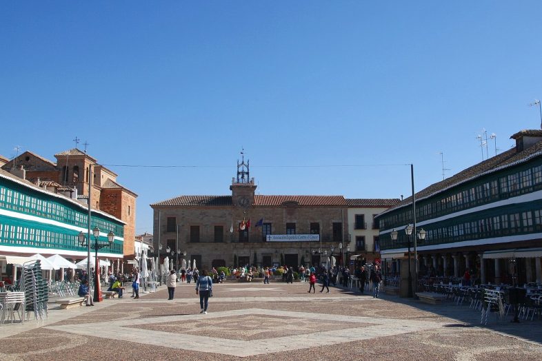 La plaza Mayor de Almagro con sus galerías de madera pintadas de verde sobre columnas de piedra