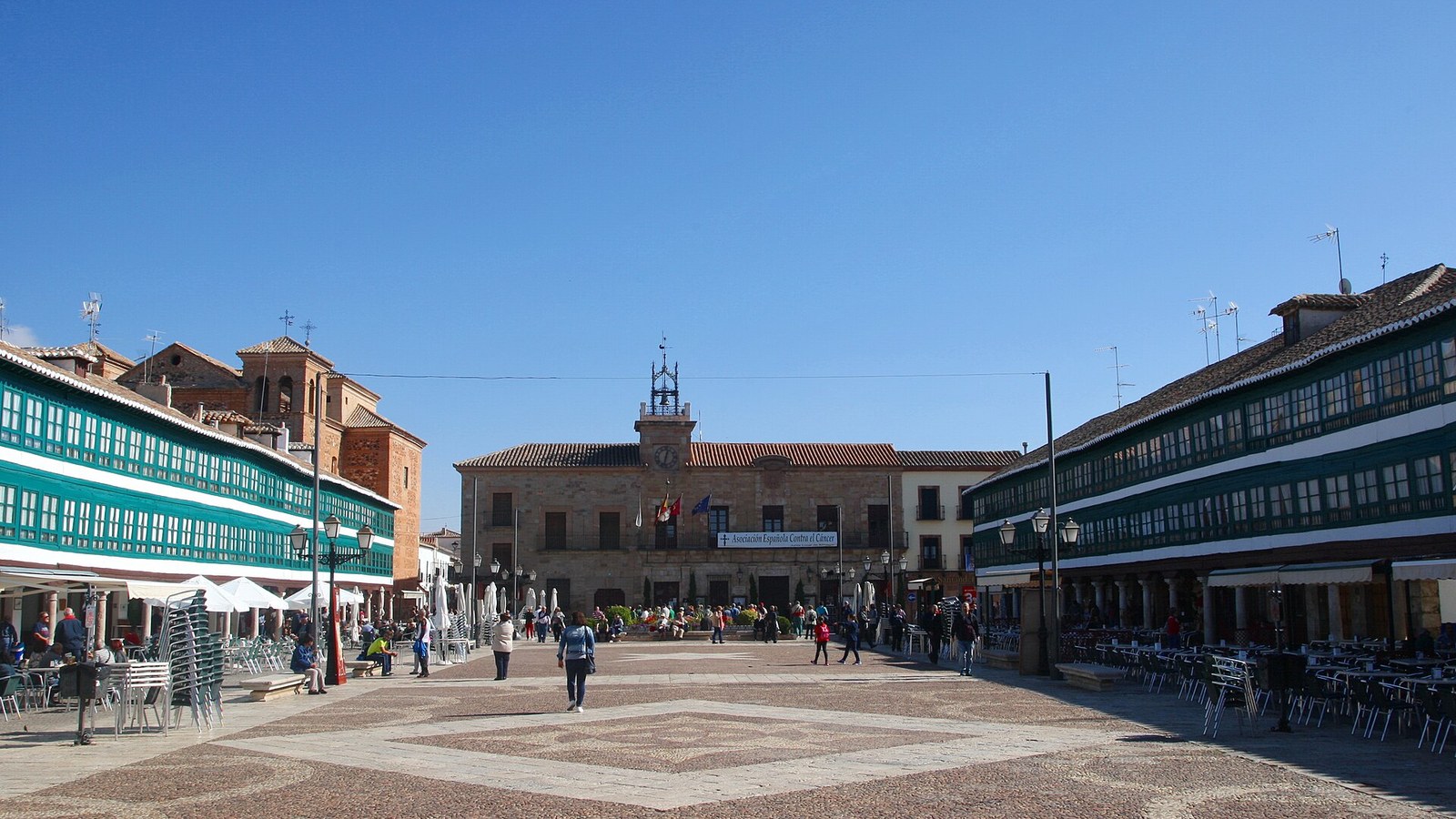 La plaza Mayor de Almagro con sus galerías de madera pintadas de verde sobre columnas de piedra