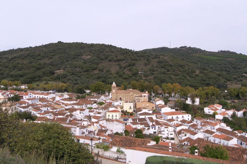 Vista de Almonaster la Real con la iglesia y la sierra al fondo