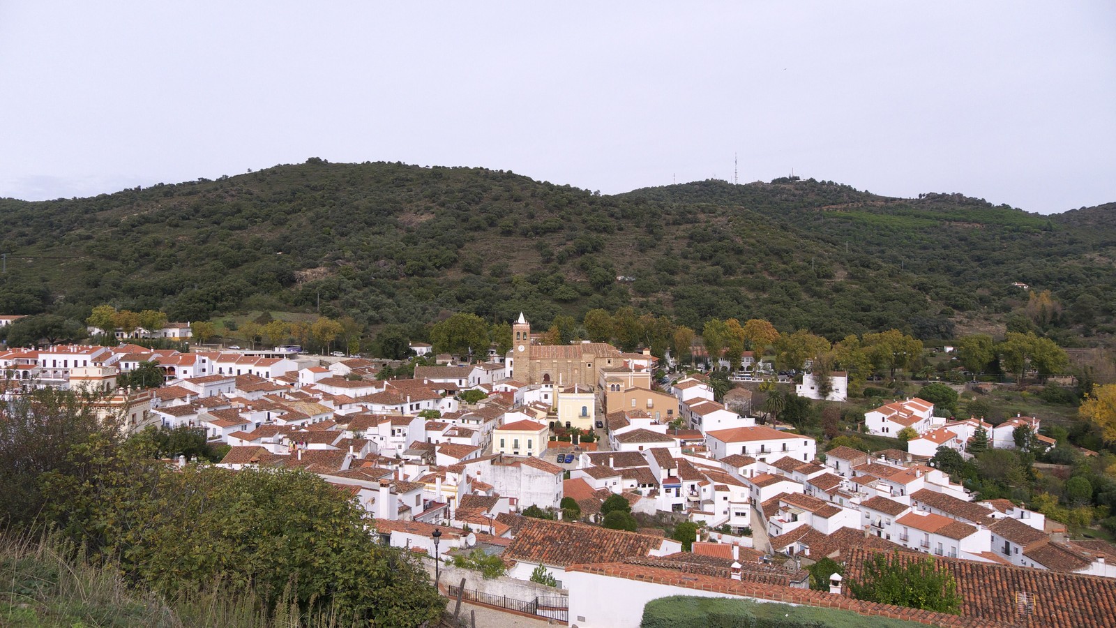 Vista de Almonaster la Real con la iglesia y la sierra al fondo