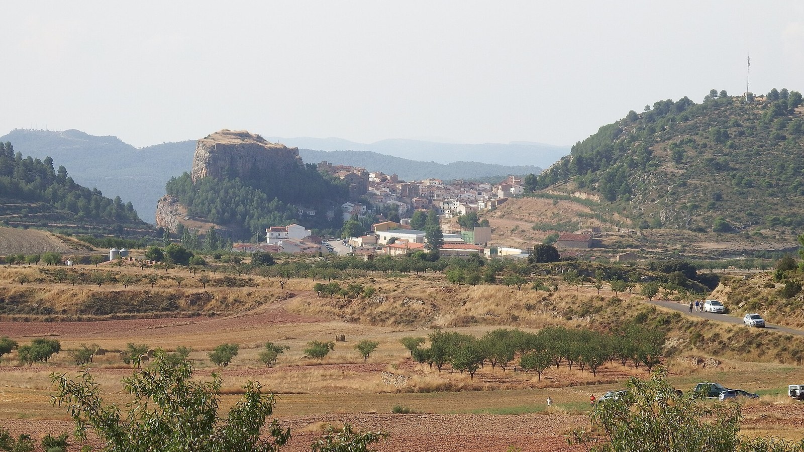 Alpuente sobre su peñón, con el castillo y el caserío dominando la comarca de La Serranía
