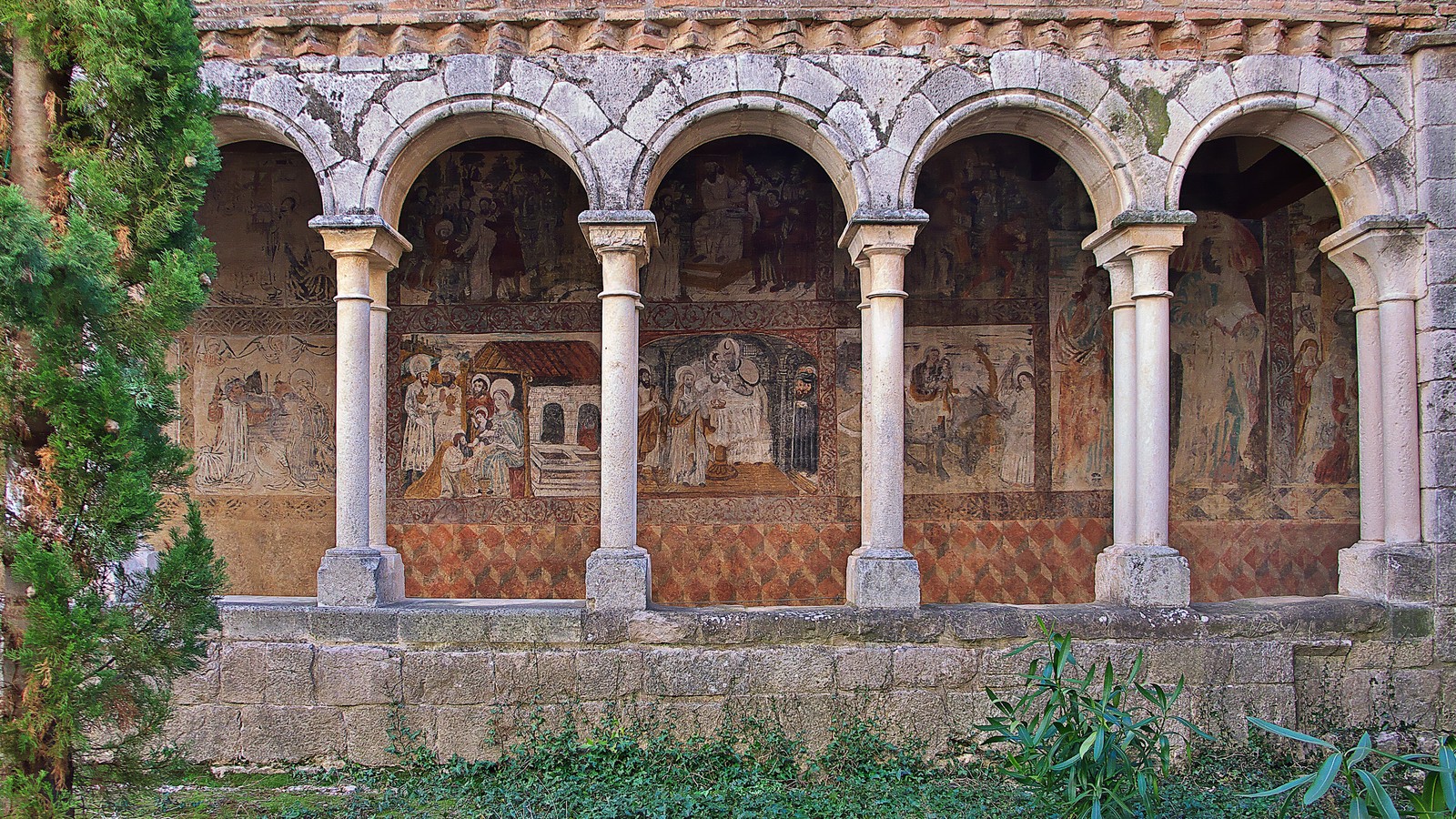 Claustro de la colegiata de Alquézar con pinturas murales románicas