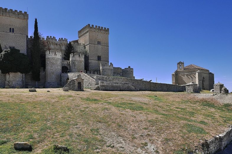El castillo de Ampudia con sus torres y, al lado, la ermita de Santiago