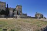 El castillo de Ampudia con sus torres y, al lado, la ermita de Santiago