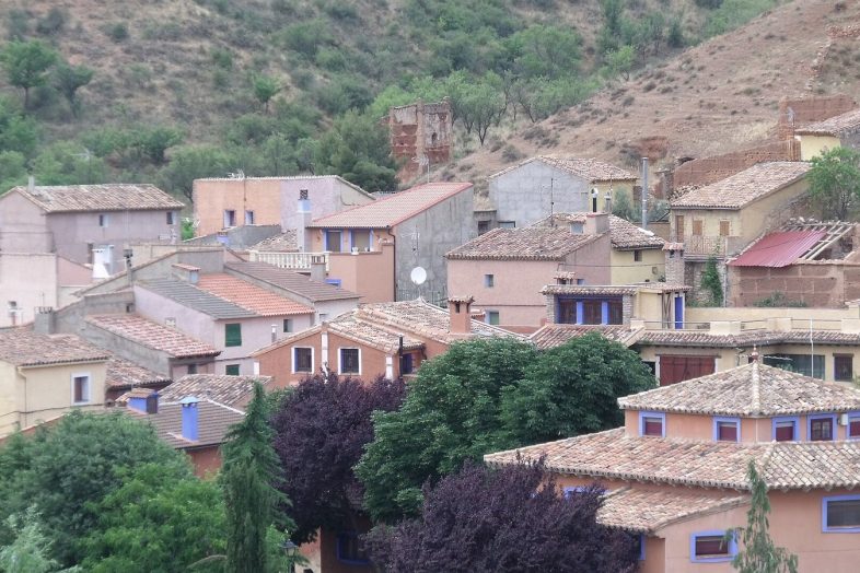 Los tejados de Anento con las casas de tonos ocres y el cerro rojizo detrás
