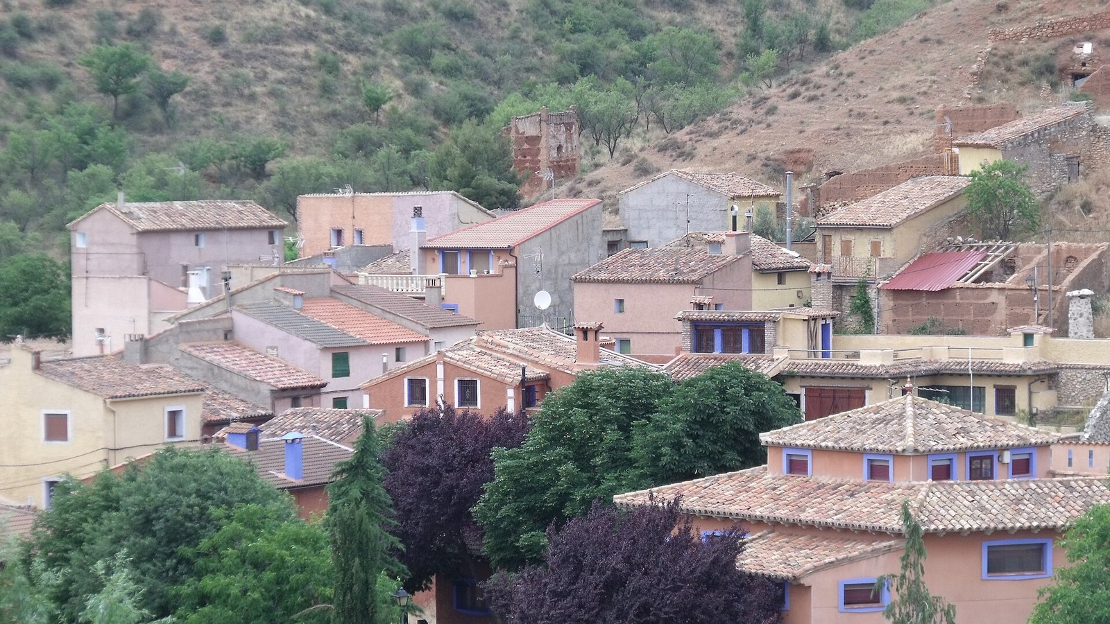 Los tejados de Anento con las casas de tonos ocres y el cerro rojizo detrás