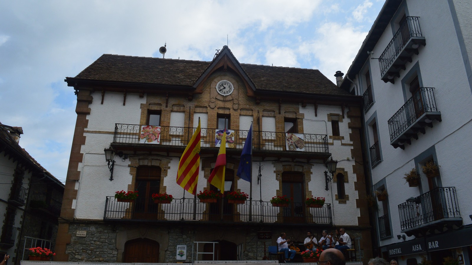 Fachada del ayuntamiento de Ansó engalanada durante el Día del Traje Ansotano