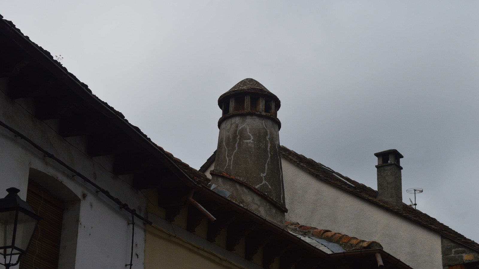 Chimenea cónica tradicional ansotana sobre un tejado de piedra