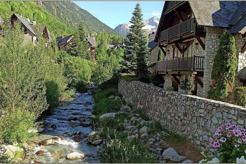 El rio Garona a su paso por Arties, entre muros de piedra y casas de pizarra