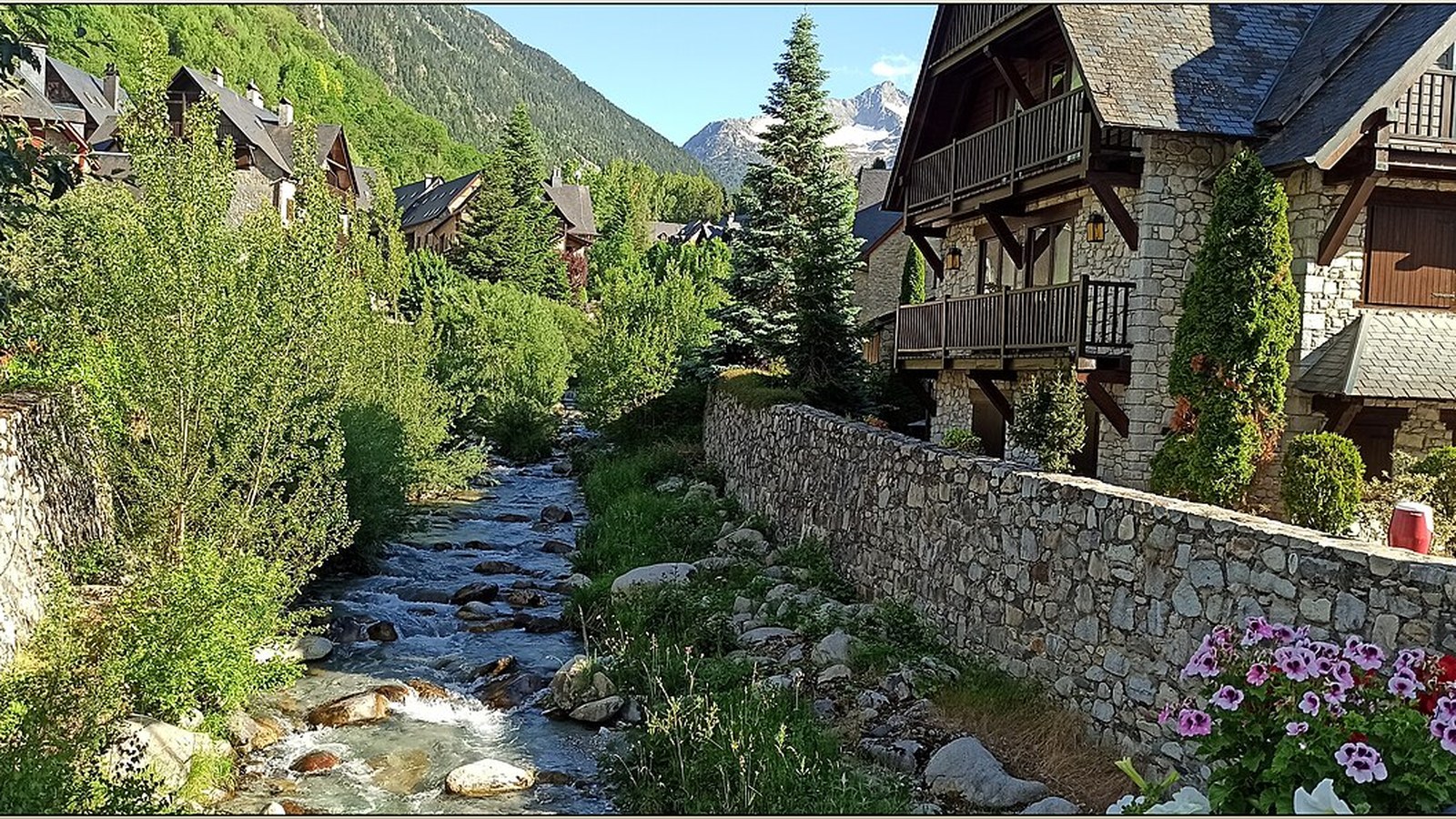 El rio Garona a su paso por Arties, entre muros de piedra y casas de pizarra