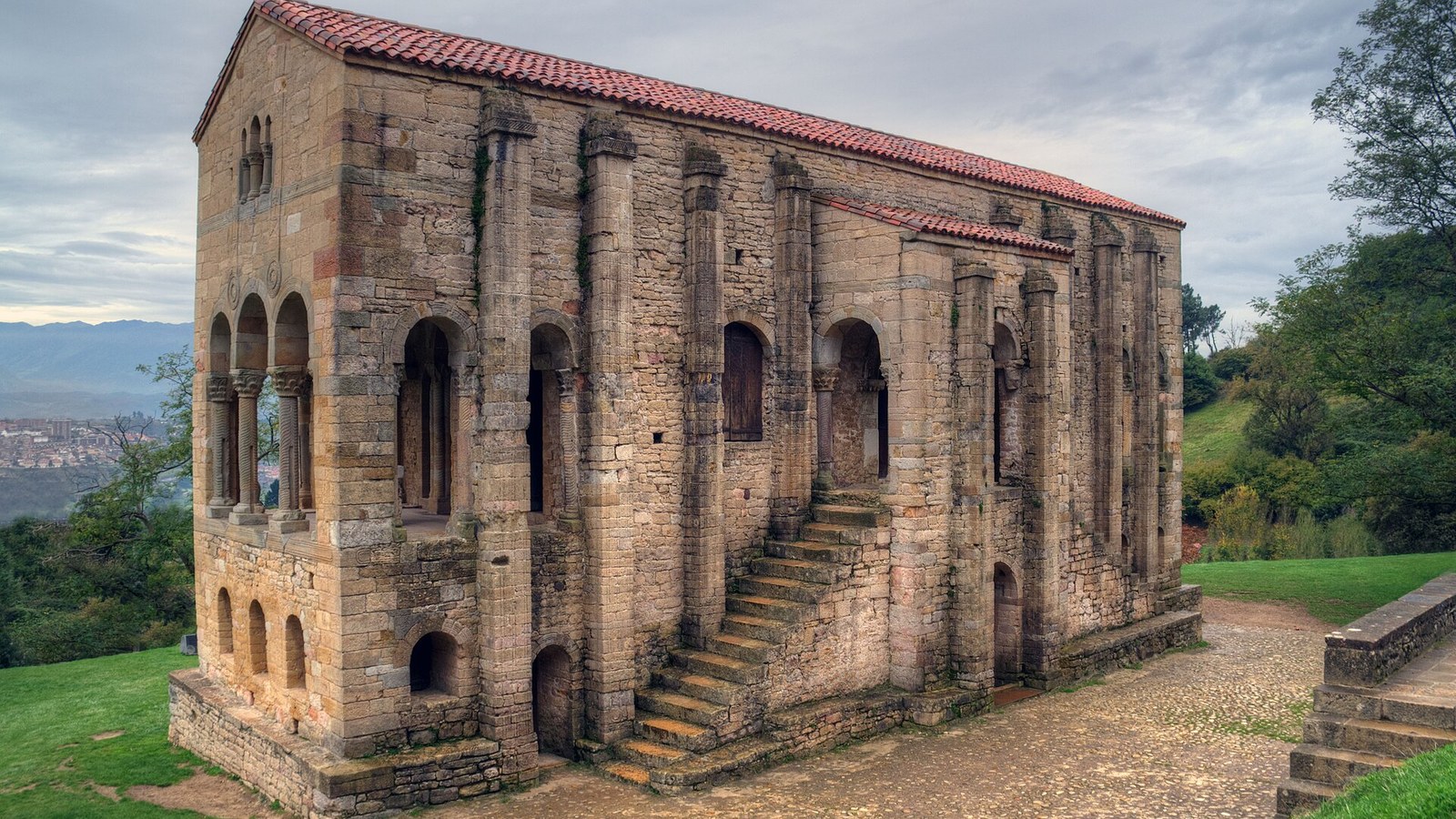 Santa María del Naranco, iglesia prerrománica asturiana del siglo IX, sobre el prado