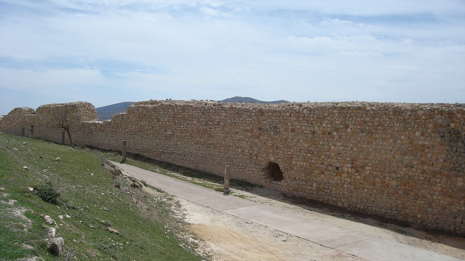 Muralla y restos del castillo de Atienza sobre la roca, recortados contra el cielo