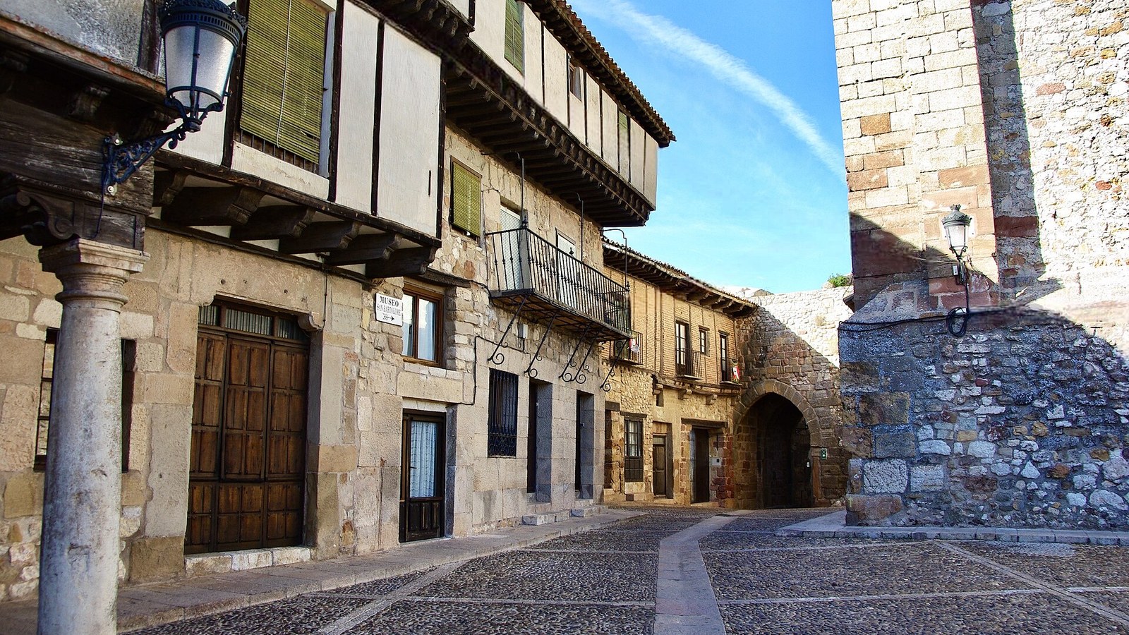 Plaza porticada de Atienza con casas de entramado de madera y un arco de piedra