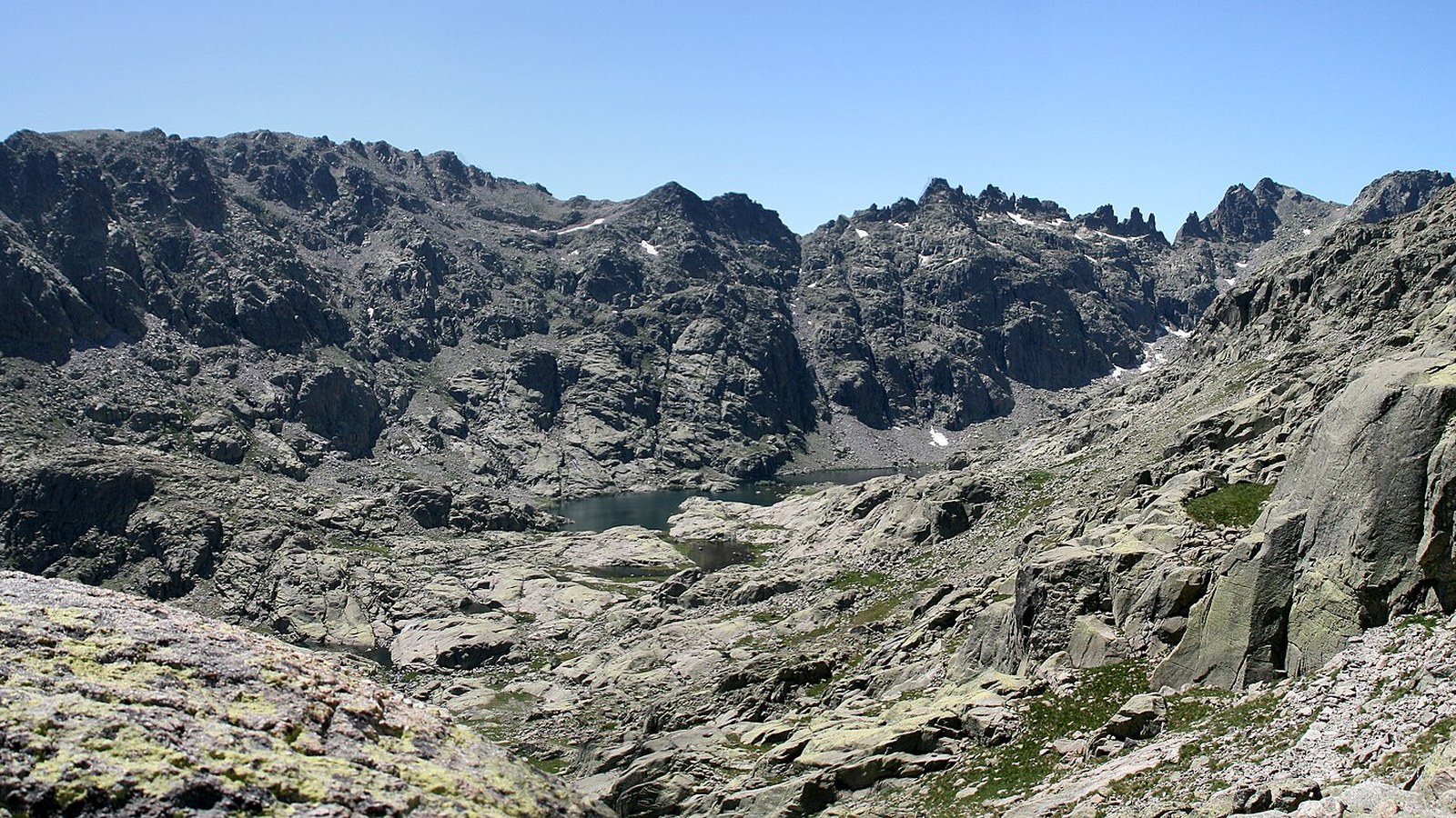 El circo glaciar de Gredos, con paredes de granito y canchales