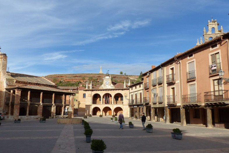 La plaza Mayor porticada de Ayllón, con el ayuntamiento y las torres de las iglesias