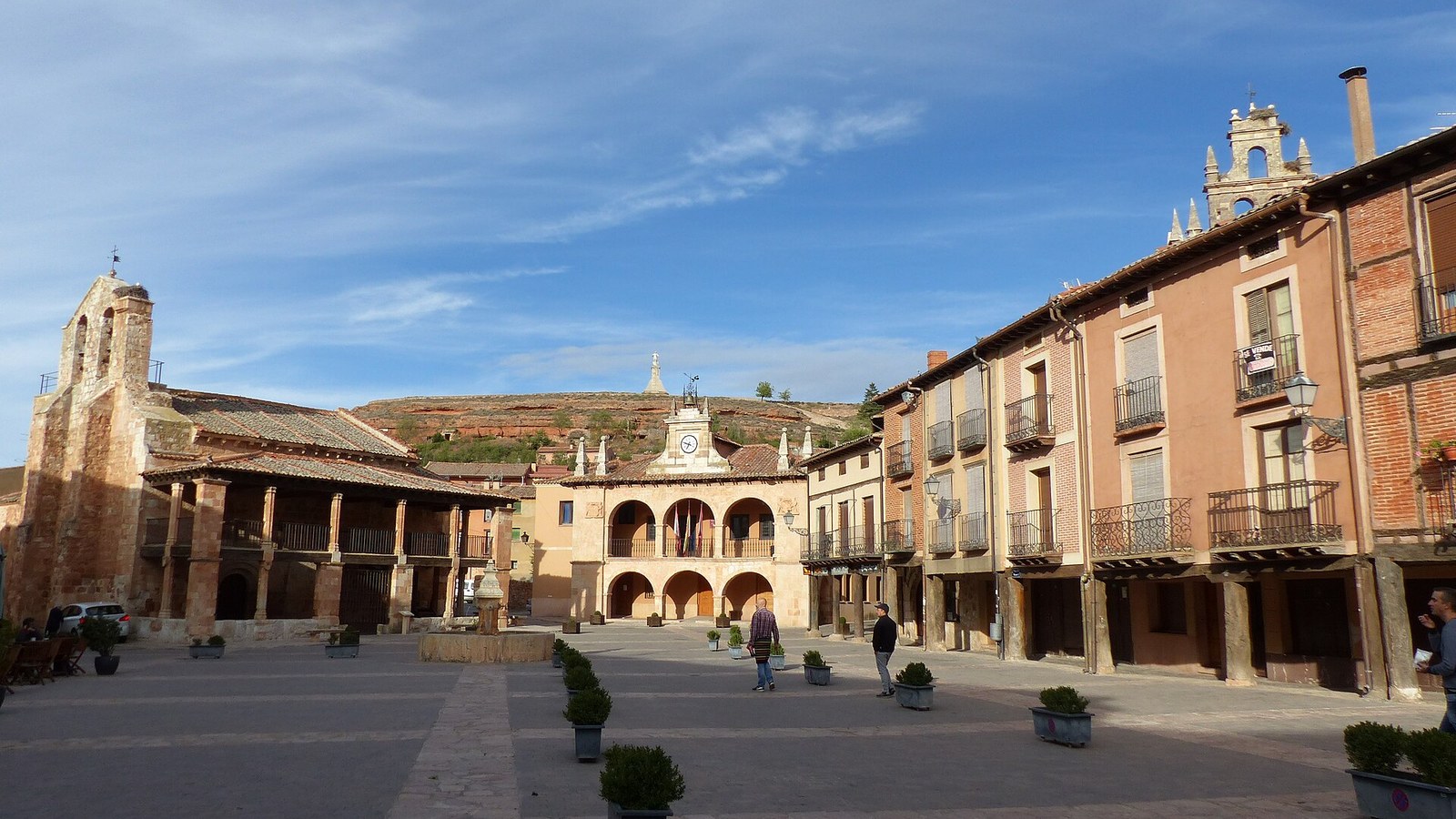 La plaza Mayor porticada de Ayllón, con el ayuntamiento y las torres de las iglesias