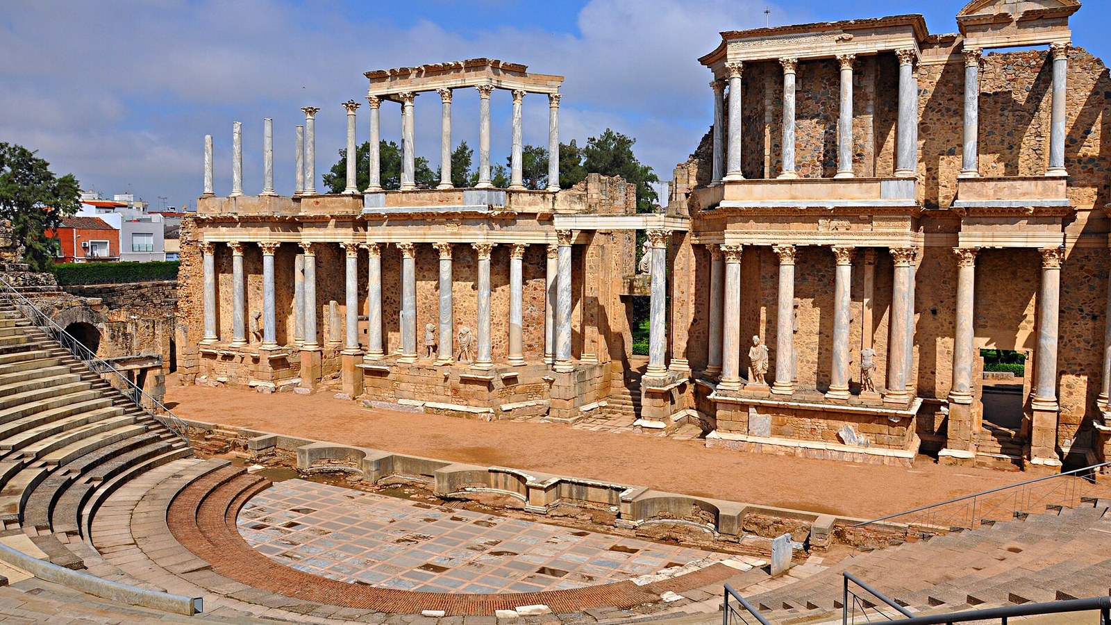 El teatro romano de Mérida con su escenario de columnas y la grada