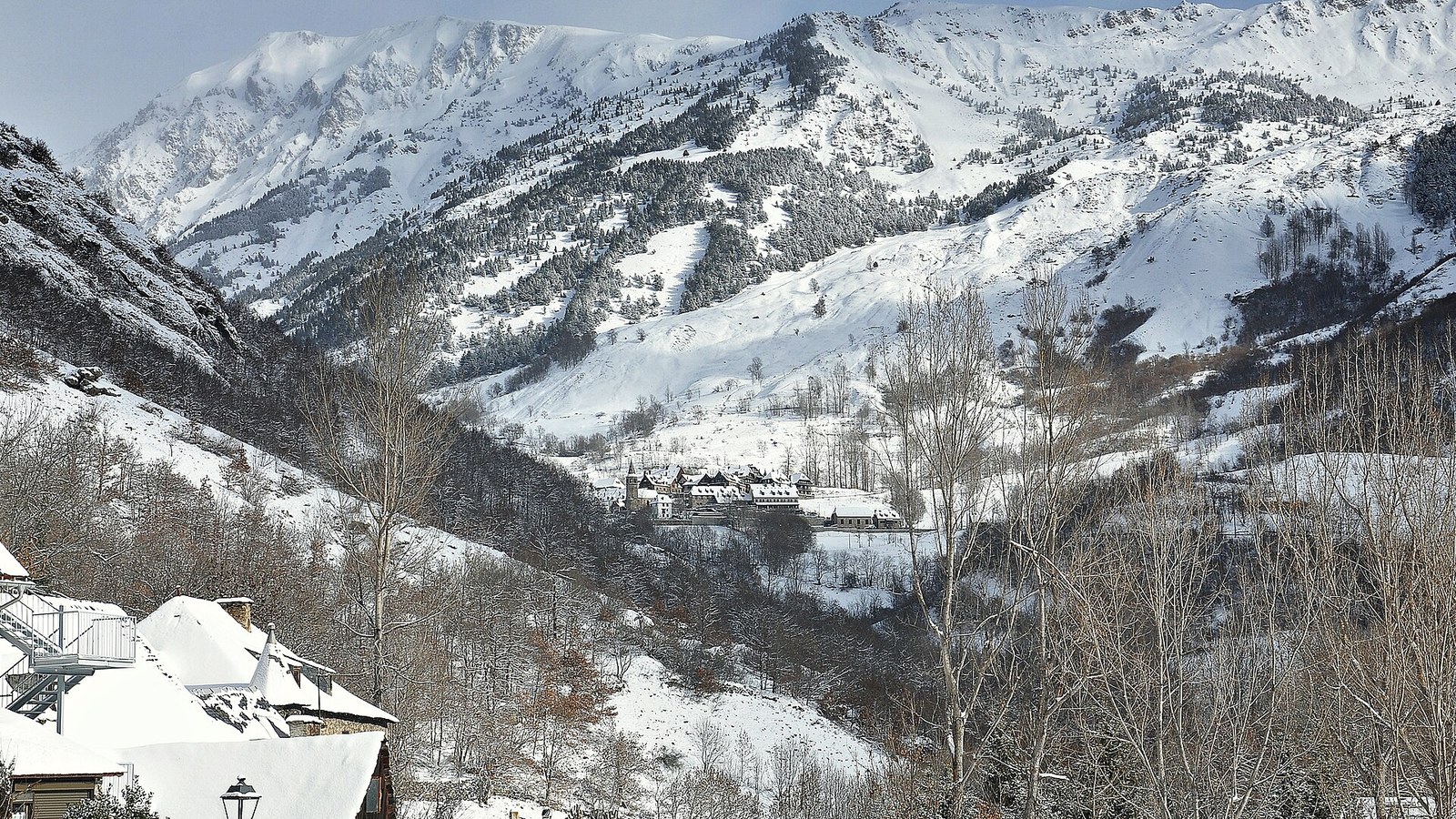 El valle del Unhòla nevado, visto desde Bagergue, en el Valle de Arán