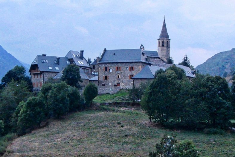 El pueblo de Bagergue con la aguja de la iglesia de San Felix y las montanas detras