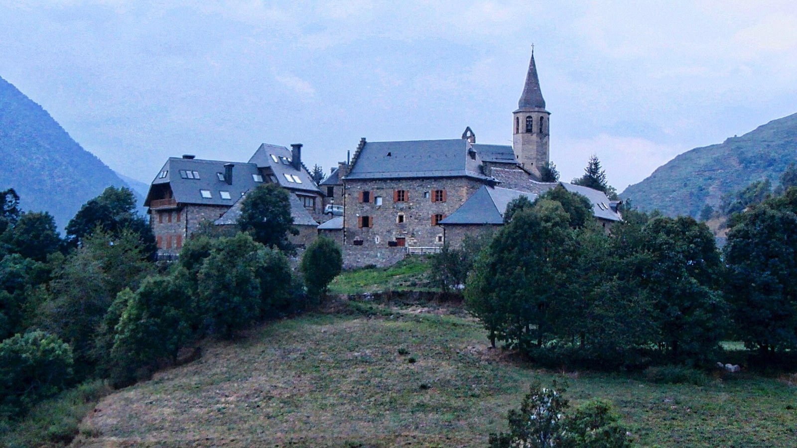 El pueblo de Bagergue con la aguja de la iglesia de San Felix y las montanas detras