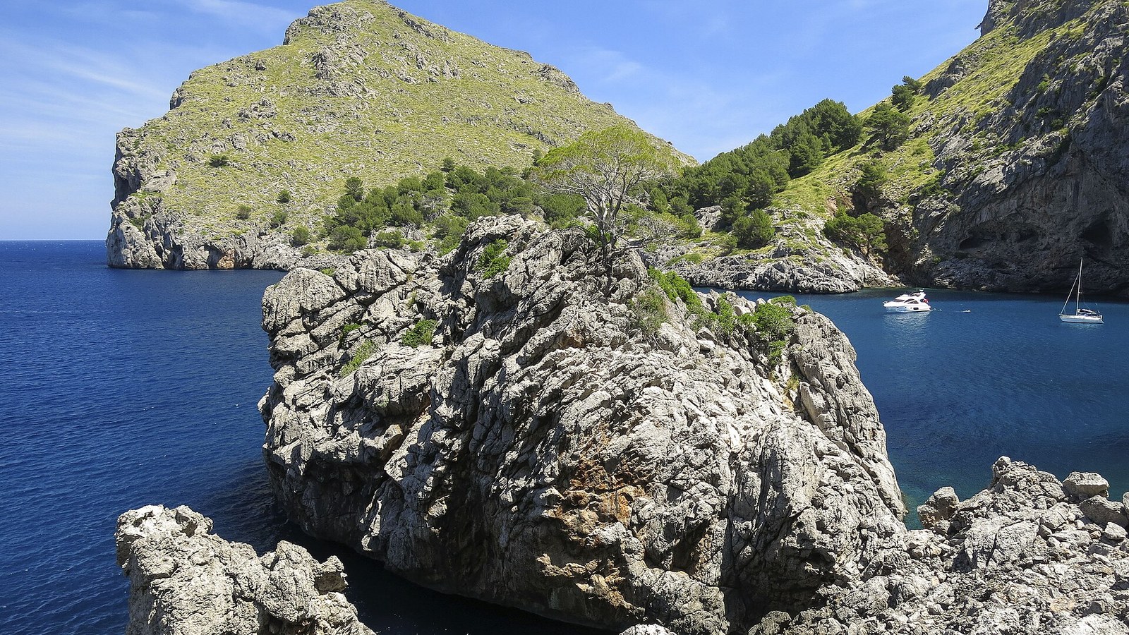 Acantilados de la Serra de Tramuntana cayendo al Mediterráneo en Sa Calobra