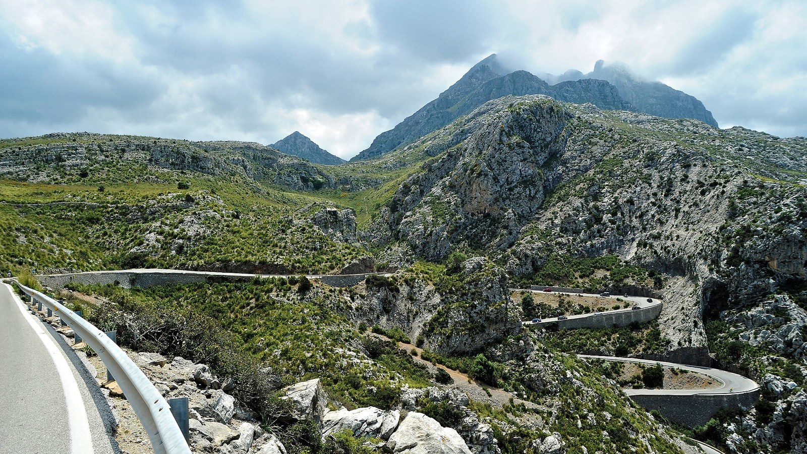 Carretera de montaña serpenteando entre las cumbres de la Serra de Tramuntana