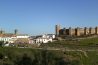 El castillo de Burgalimar con su muralla de torres sobre Banos de la Encina