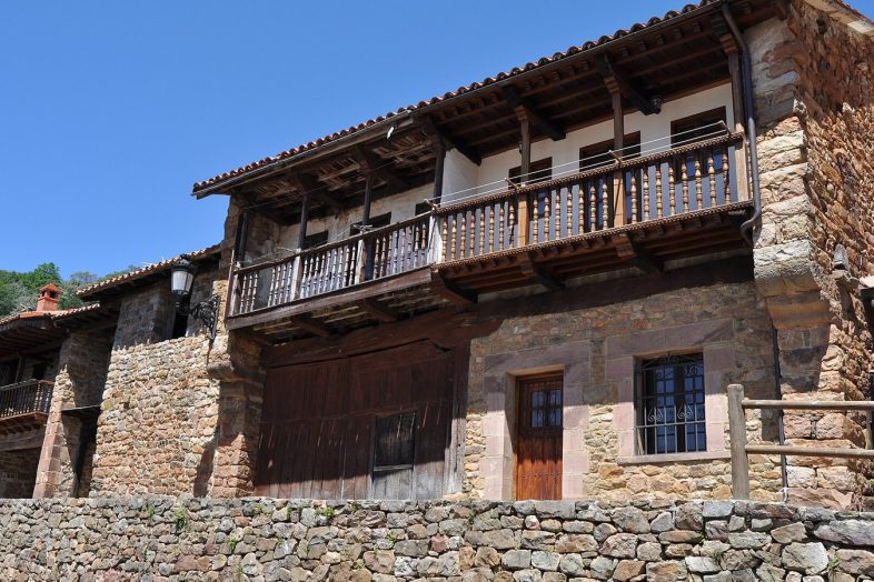 Casona montañesa de piedra con balcón corrido de madera en Bárcena Mayor