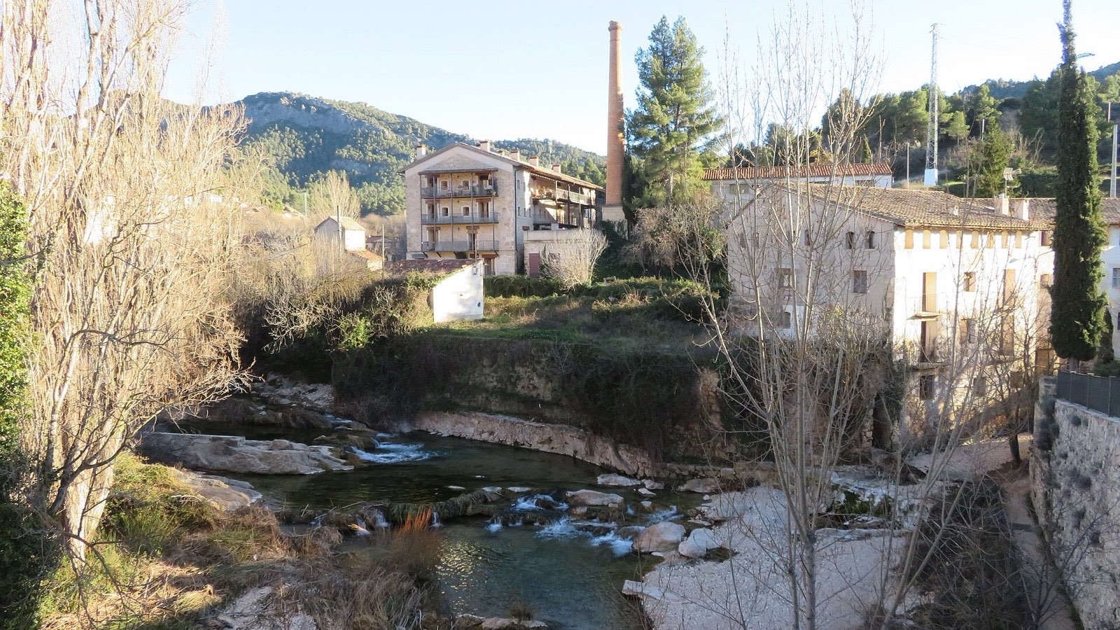 Chimenea de la antigua fábrica de papel de Beceite junto al cauce del río Matarraña