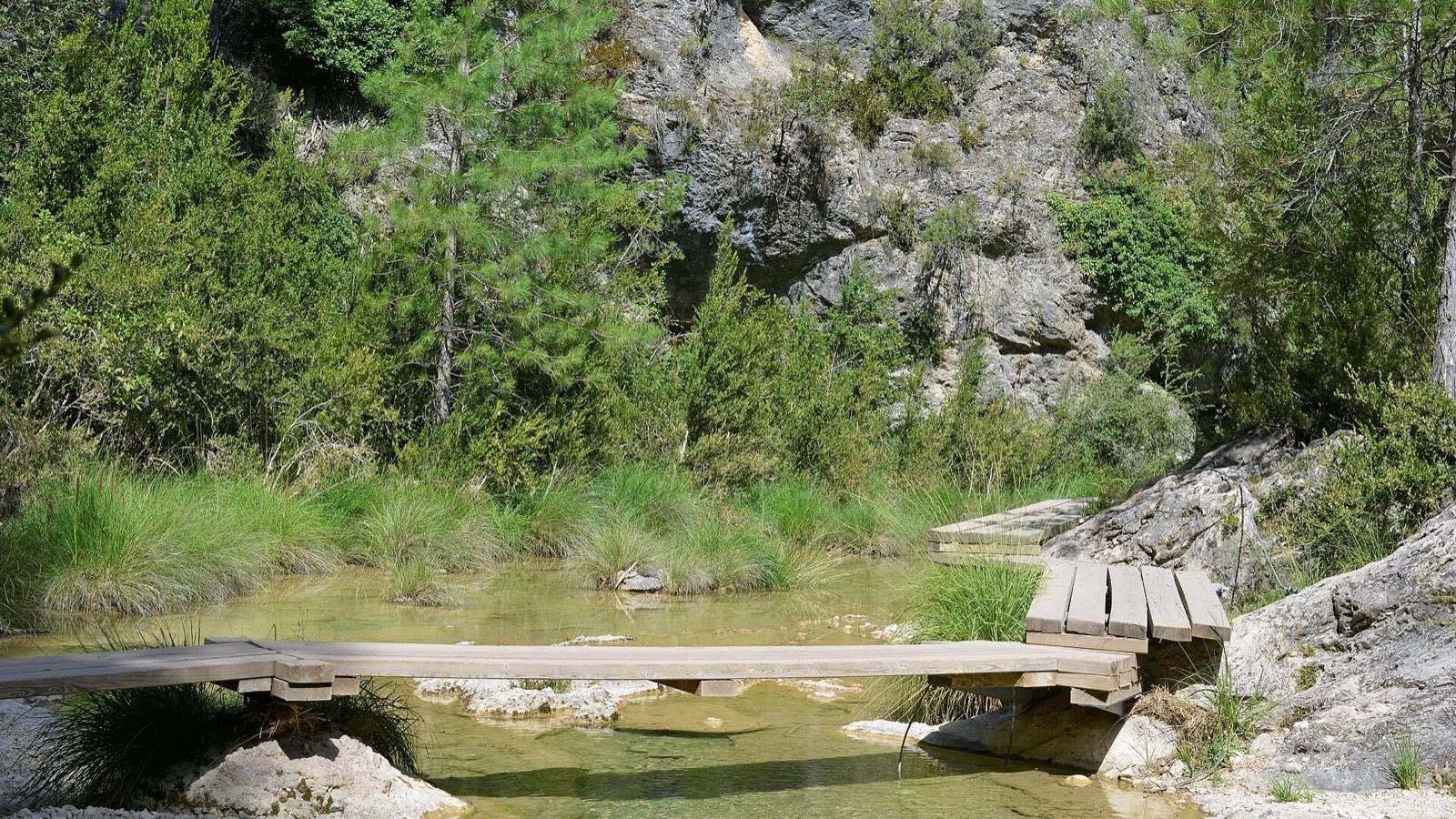 Pasarelas de madera sobre las pozas del río Matarraña en el Parrizal de Beceite