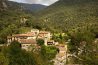 El pueblo de Beget entre bosques, con sus tejados de teja arabe en el fondo del valle