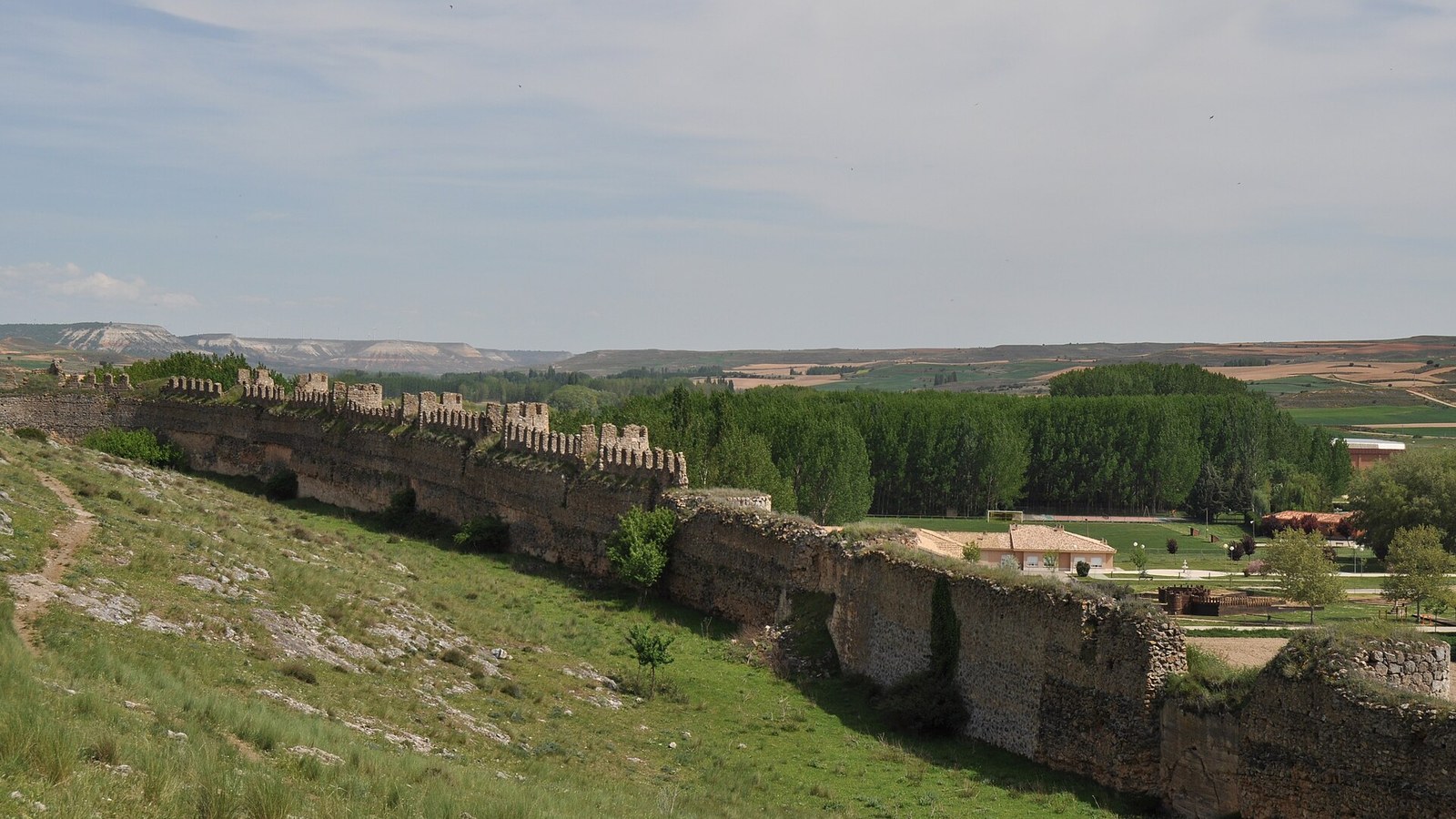 La muralla del castillo de Berlanga de Duero descendiendo por la ladera hacia el valle