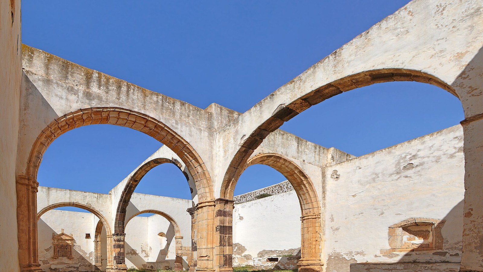 Arcos en pie de las ruinas del convento franciscano de San Buenaventura