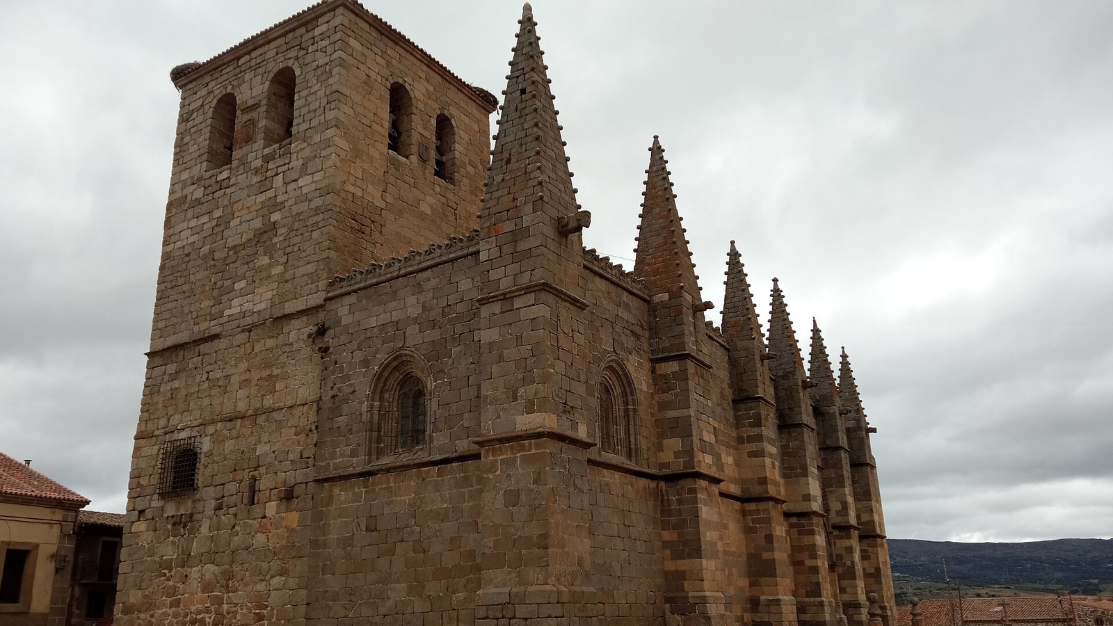 Cabecera de la colegiata gótica de San Martín de Bonilla de la Sierra, con sus pináculos